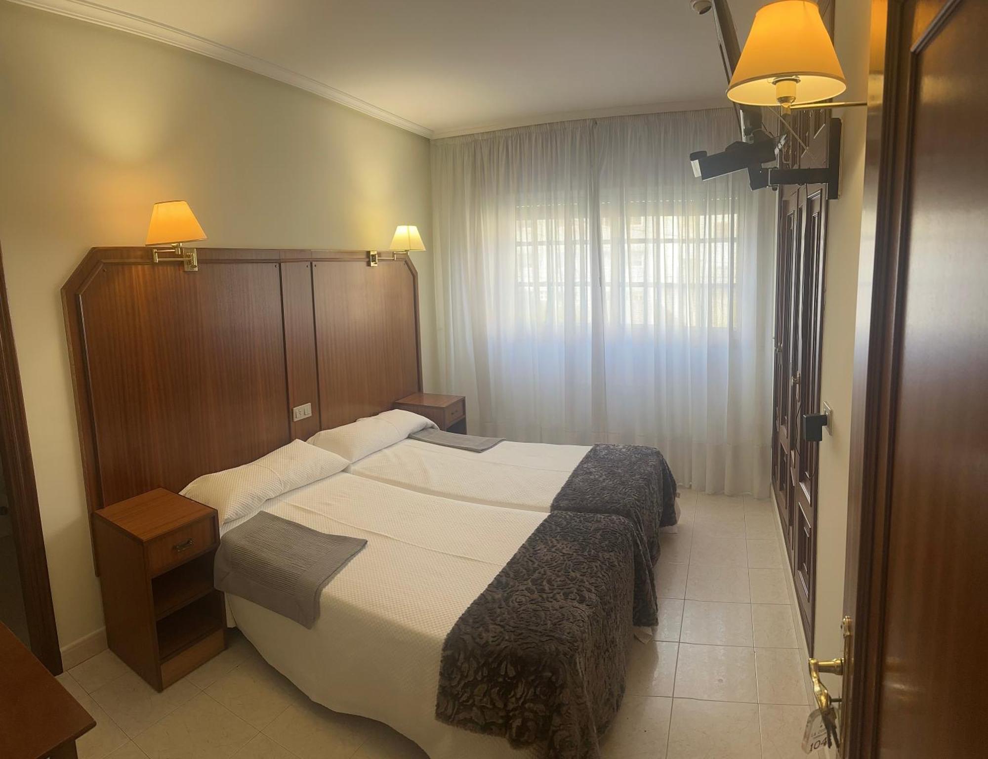 Hostal La Cubana Carballino Bagian luar foto