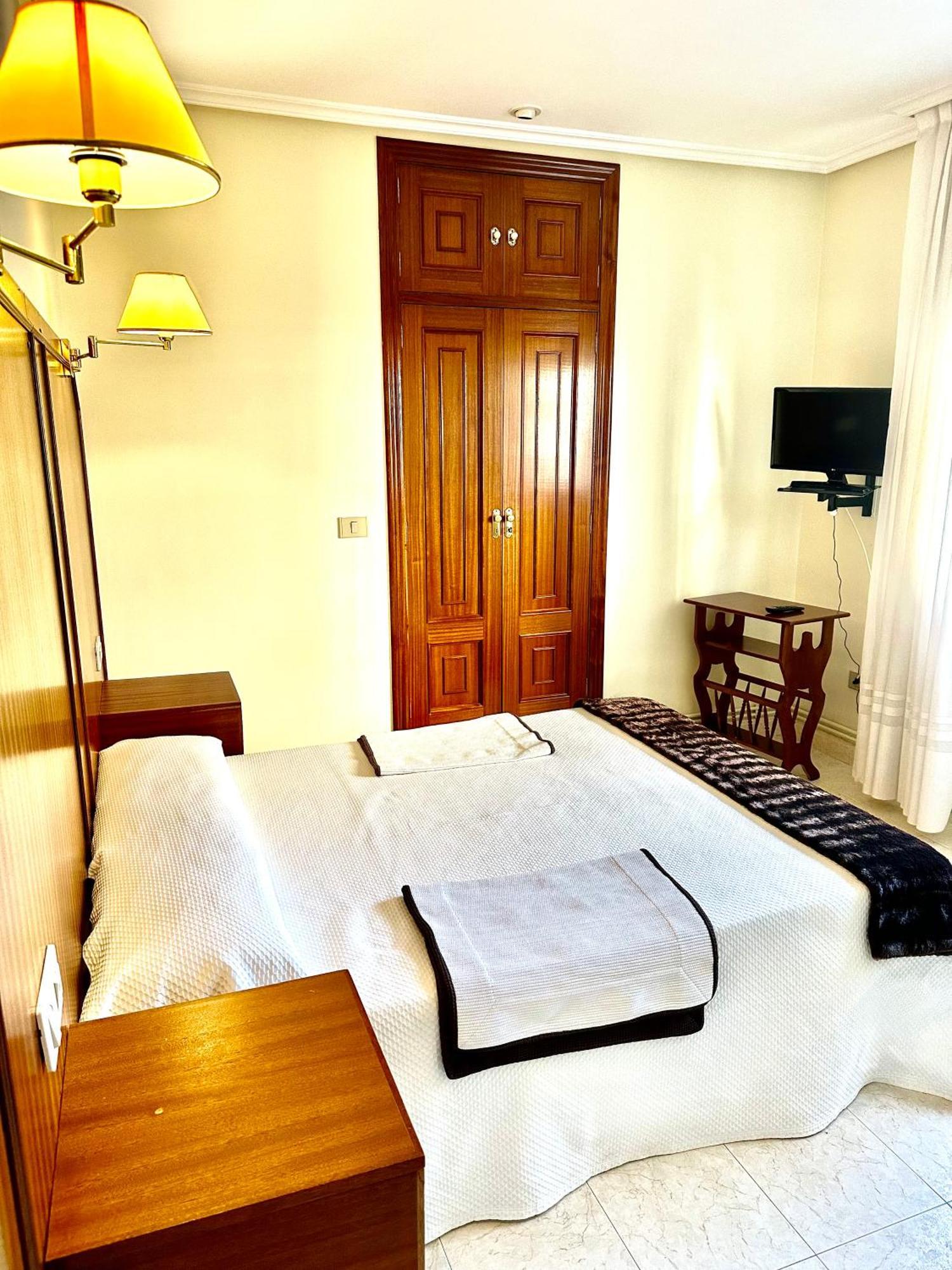 Hostal La Cubana Carballino Bagian luar foto